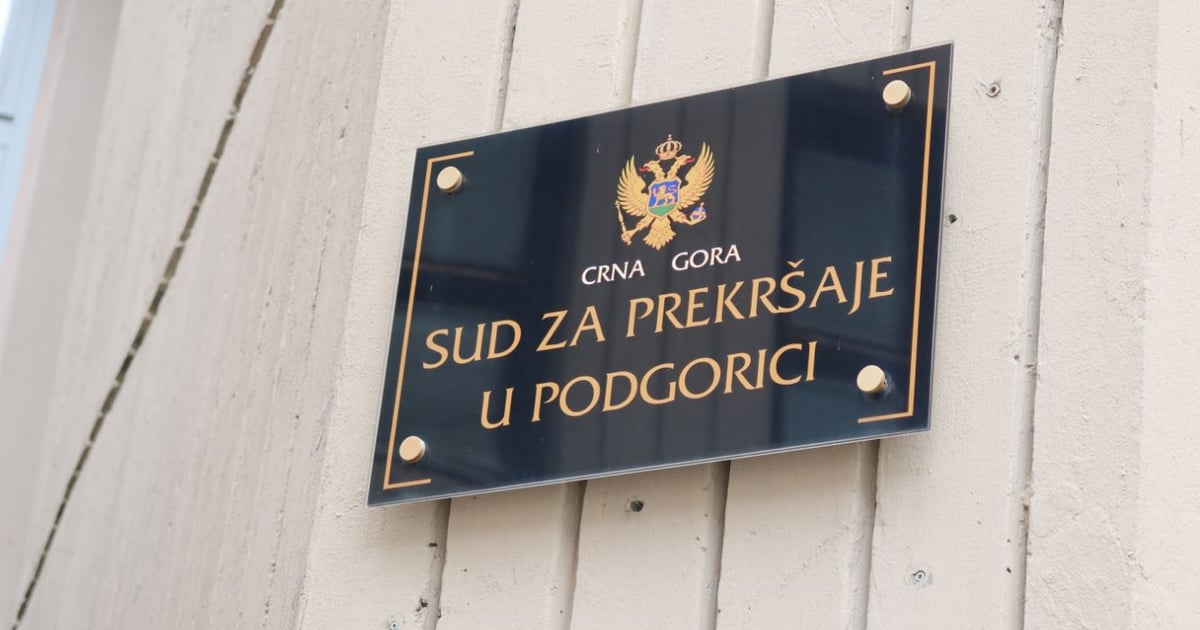 Fotografija uz vijest: Bliski kontakt R.U. i D.A. ispred Suda za prekršaje u Podgorici bez razmjene udaraca