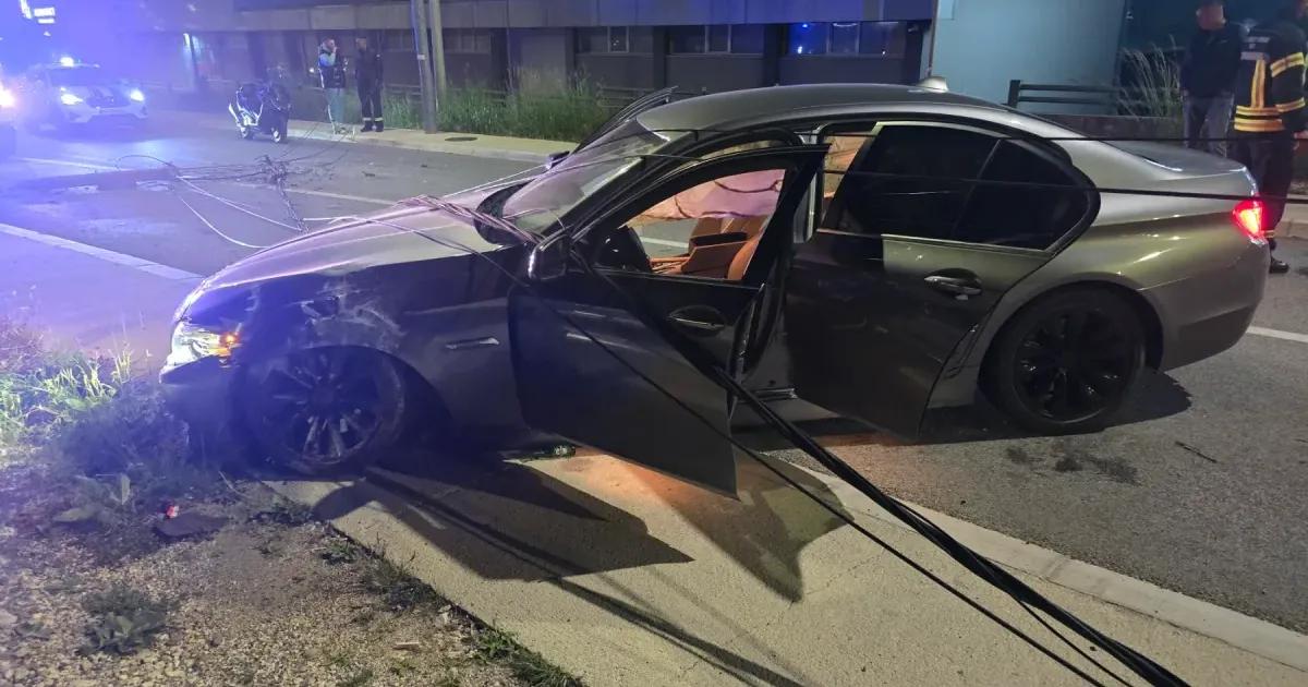 Fotografija uz vijest: Cetinje: Tri osobe povrijeđene u sudaru automobila sa betonskim stubom