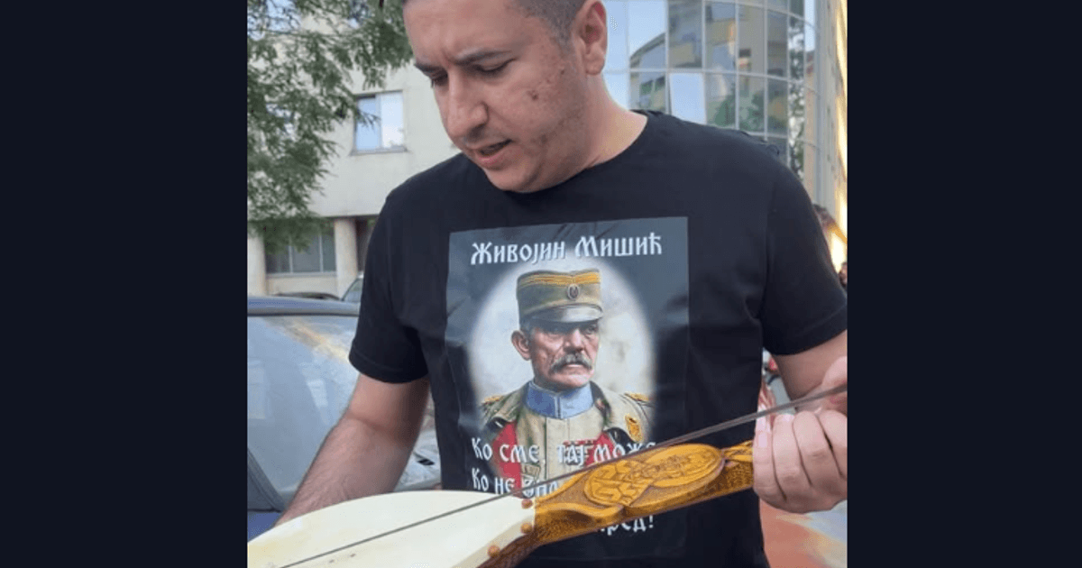 Fotografija uz vijest: Dajković saslušan u policiji zbog pjesama, došao sa guslama u znak protesta