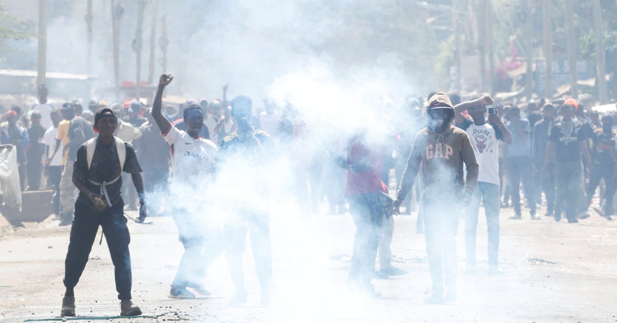 Fotografija uz vijest: Demonstrant ranjen tokom protesta protiv američkog karantina za ebolu u Keniji