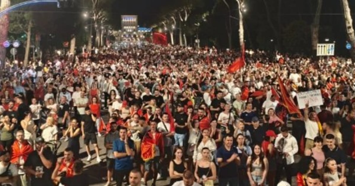 Fotografija uz vijest: Dvadeset prvi dan protesta u Tirani: Demonstranti marširaju oko Vlade, traže ostavke Rame i Beriše