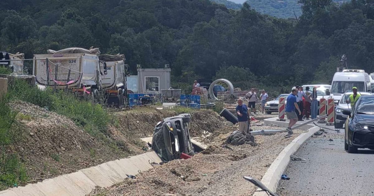 Fotografija uz vijest: Dvoje povrijeđenih u sudaru na putu Tivat - Budva, jedan auto na krovu, drugi u kanalu