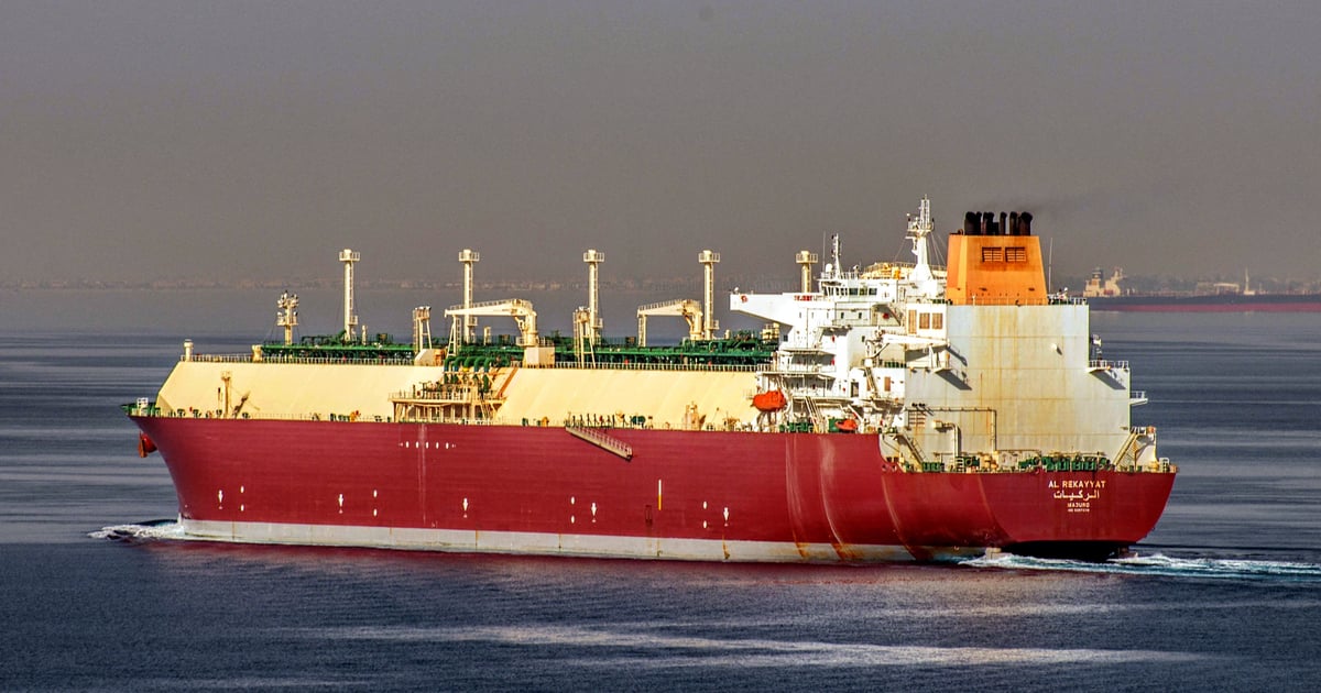 Fotografija uz vijest: Katarski LNG tanker čeka spasilačku akciju nakon napada kod Hormuškog moreuza