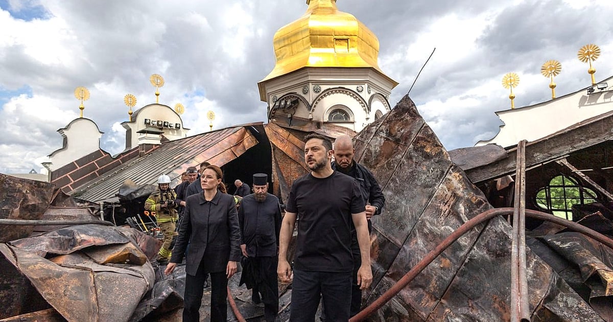 Fotografija uz vijest: Kijevsko-Pečerska lavra pogođena ruskim raketama, saborna crkva u plamenu