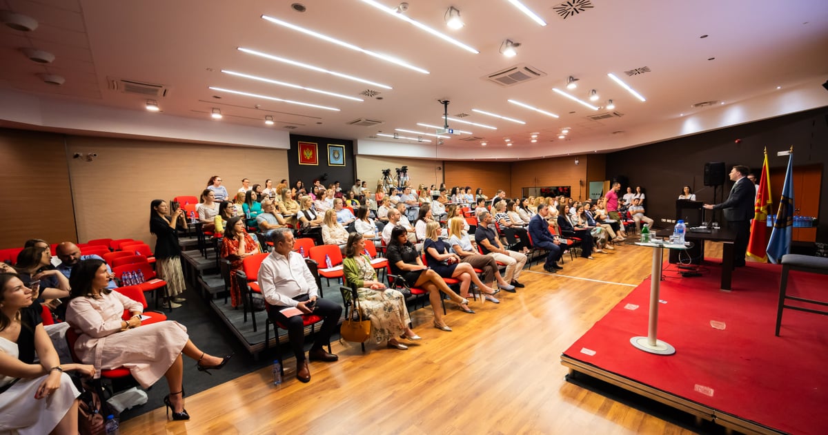 Fotografija uz vijest: Konferencija „Počinje sa majkom“ u Tivtu o značaju ranog razvoja