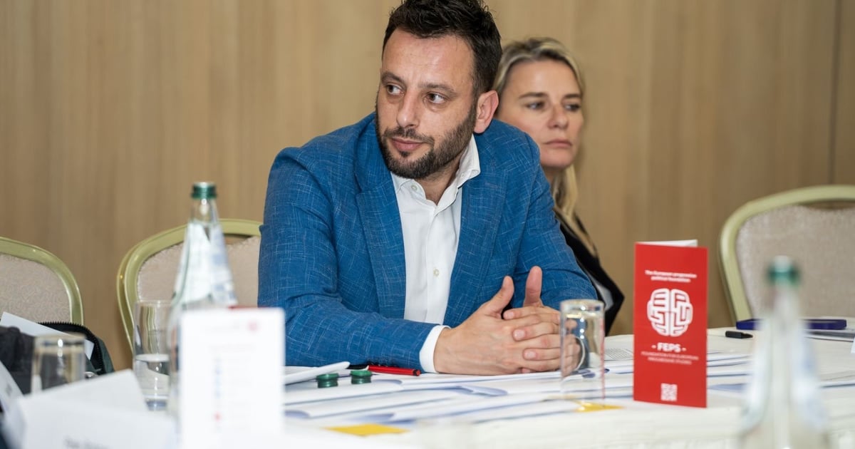Fotografija uz vijest: Lisičić: Izgleda da je u Tivtu na snazi novi model „održivog turizma“ po kojem se plaže najbolje uređuju i “prihranjuju” bageri...
