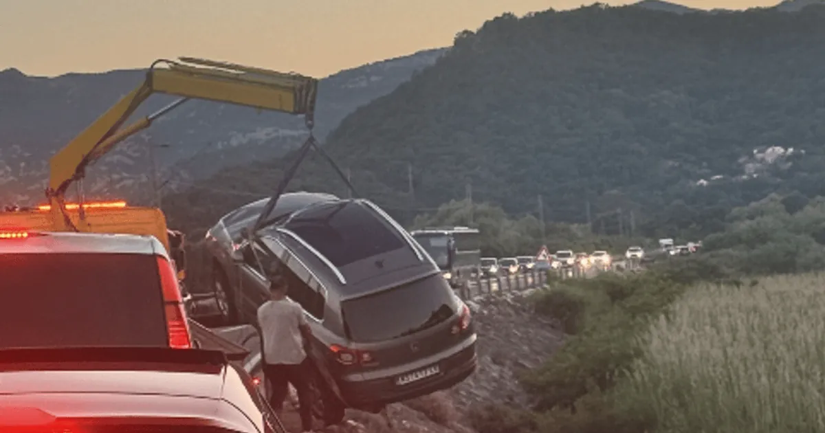 Fotografija uz vijest: Otežan saobraćaj kod Virpazara zbog automobila koji je sletio u Skadarsko jezero