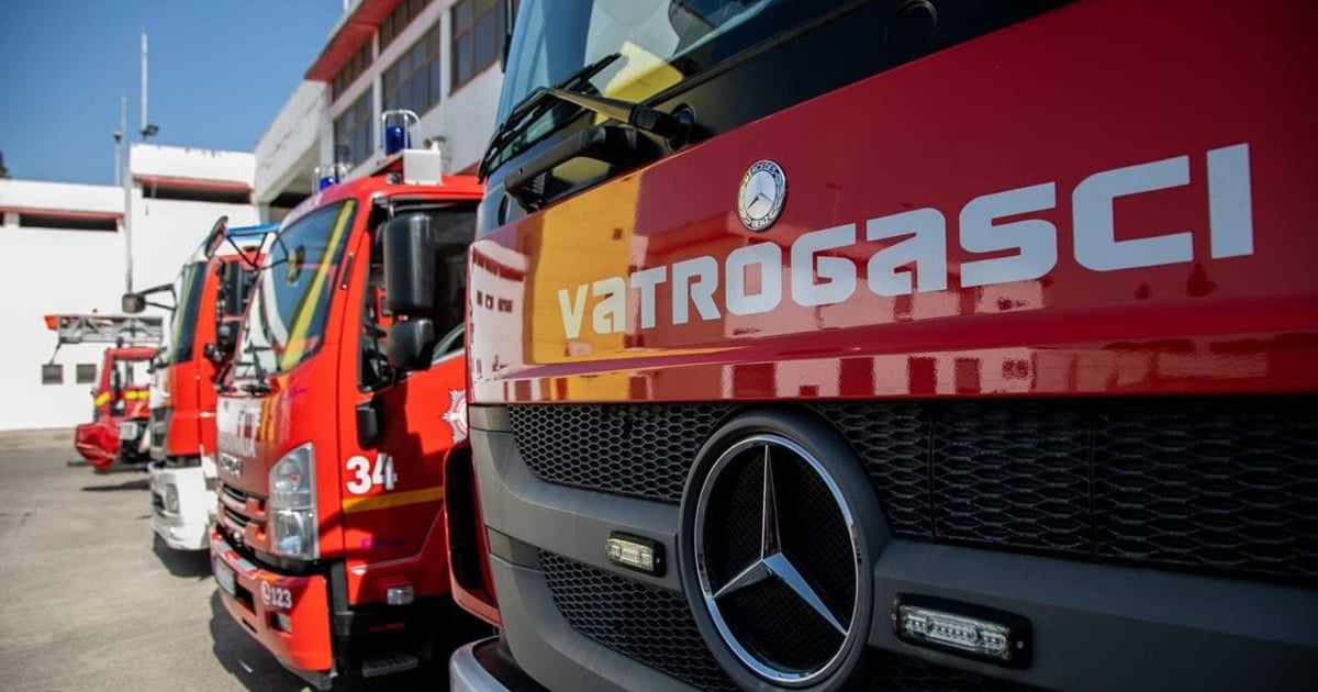 Fotografija uz vijest: Piperi: Gorjeli rashodovani automobili, vatrogasci brzo ugasili požar