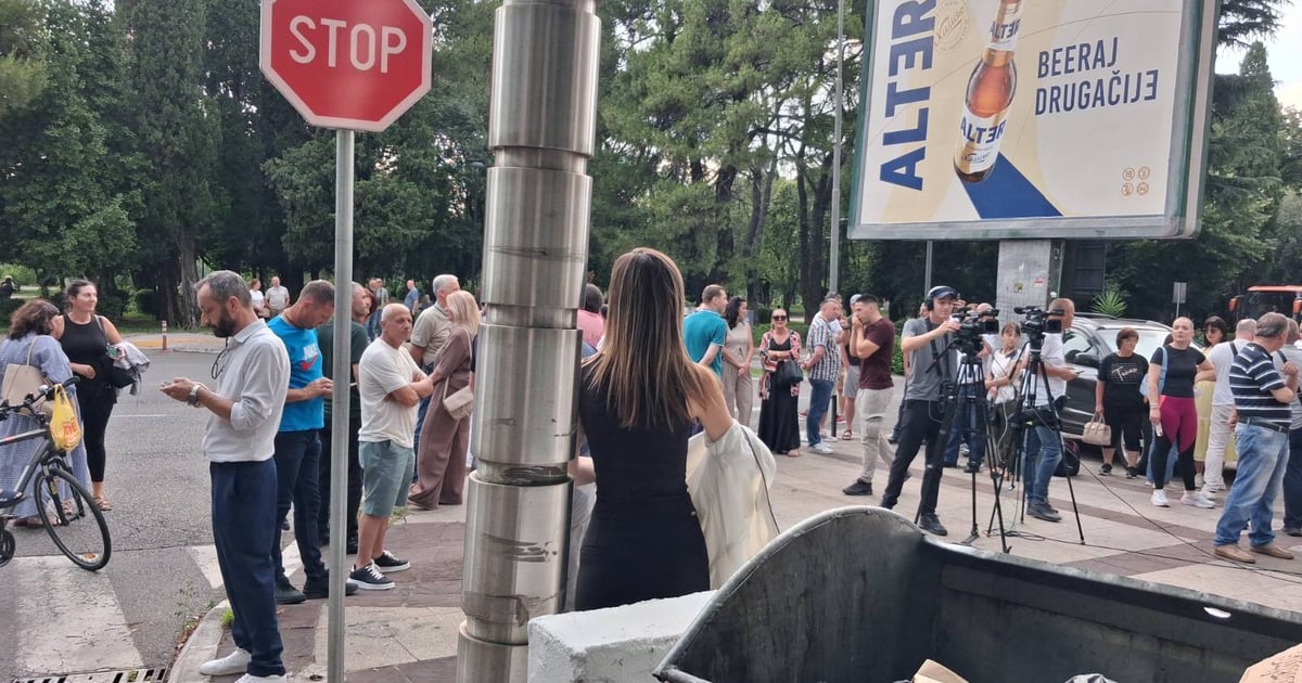Fotografija uz vijest: Počelo okupljanje ispred Vlade: USSCG traži hitan dogovor o Opštem kolektivnom ugovoru