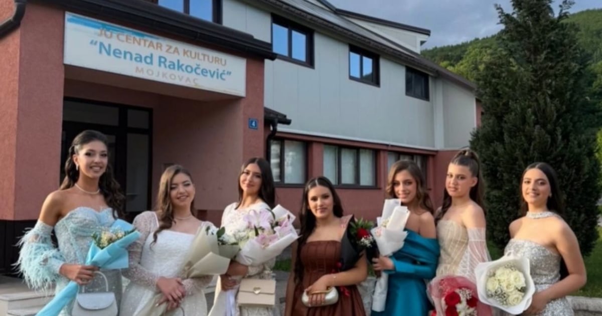 Fotografija uz vijest: Polumaturantski defile u Mojkovcu obilježio kraj školske godine