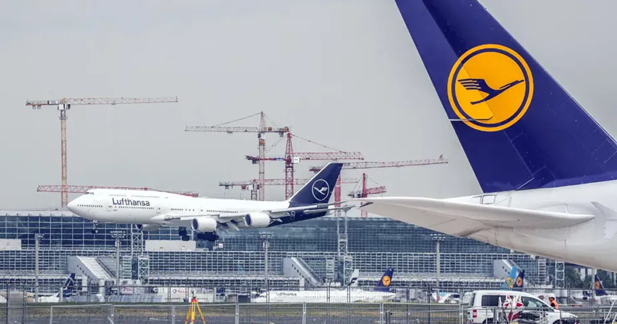 Fotografija uz vijest: Prednji dio aviona Lufthanze pao na zemlju u Frankfurtu, nekoliko povrijeđenih