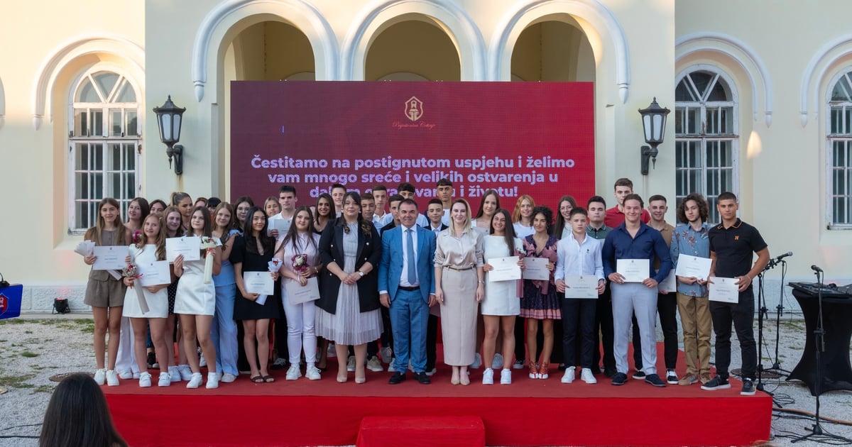 Fotografija uz vijest: Prijestonica Cetinje odala priznanje najboljim učenicima