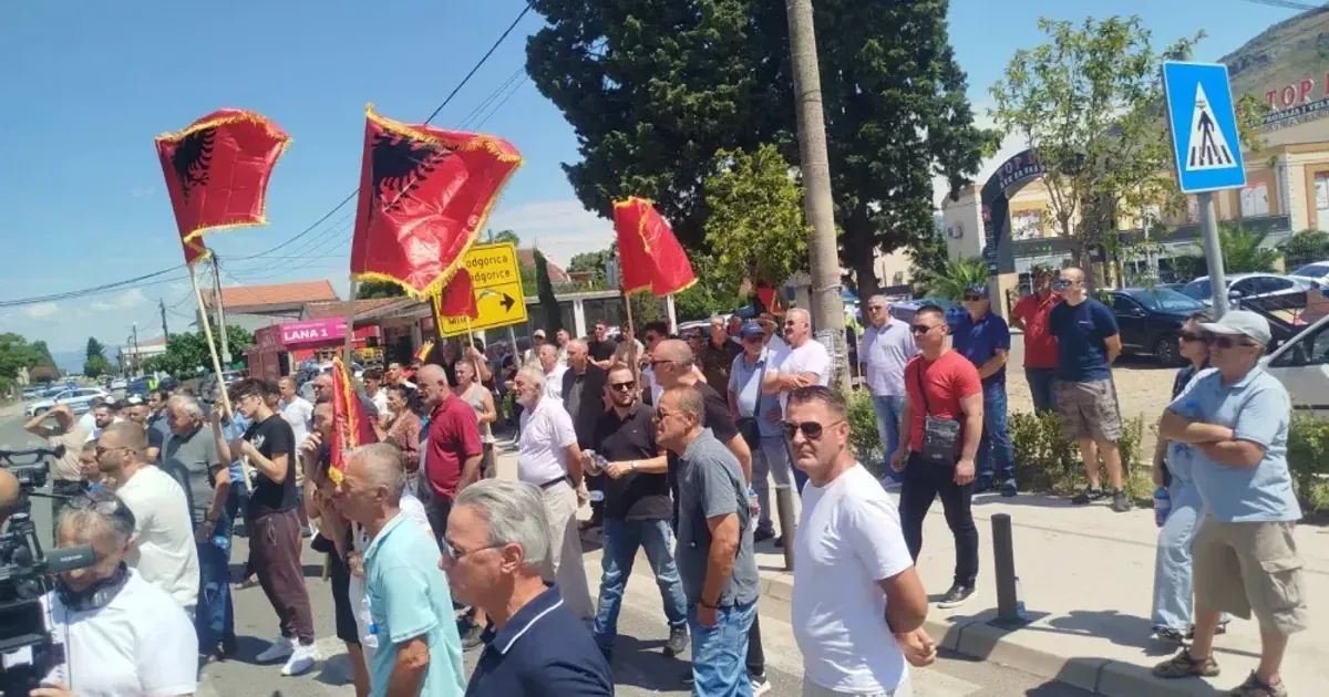 Fotografija uz vijest: Protest stanovnika Opštine Tuzi: Kuće Rakića ne daju, žaliće se evropskim sudovima