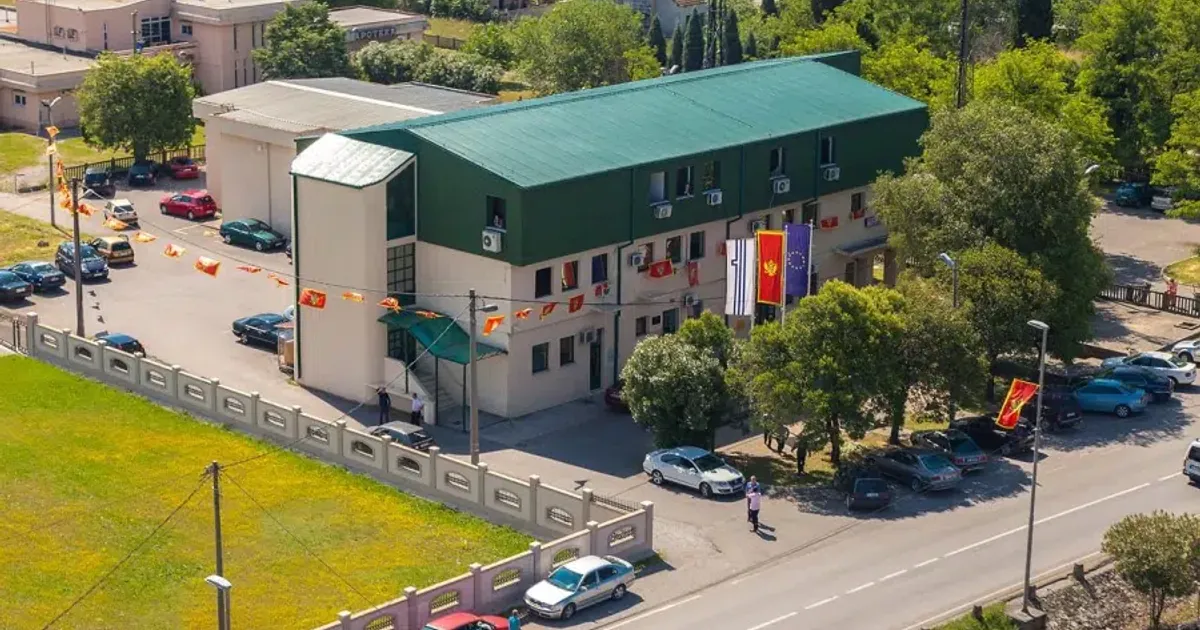 Fotografija uz vijest: Reagovanje Opštine Zeta na raspodjelu dobiti Aerodroma: FK Zeta dobila samo 50 hiljada, al Telekom Srbija i M-Tel biće generaln...