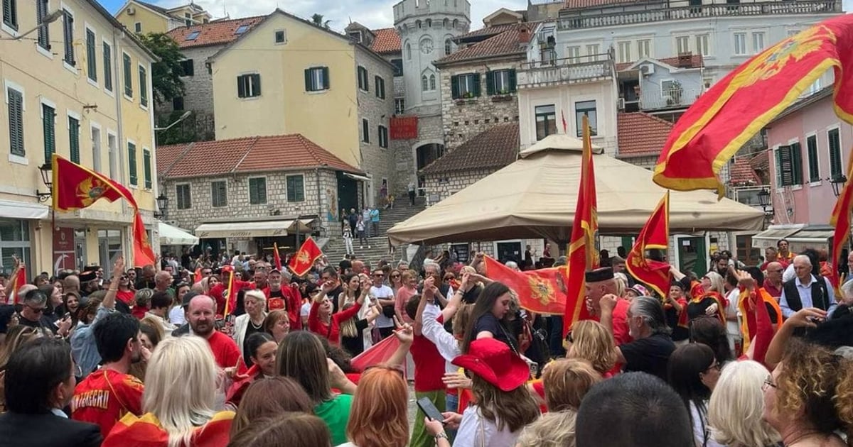 Fotografija uz vijest: STEGA: Građani Herceg Novog pokazali privrženost domovini i poslali poruku lokalnoj vlasti