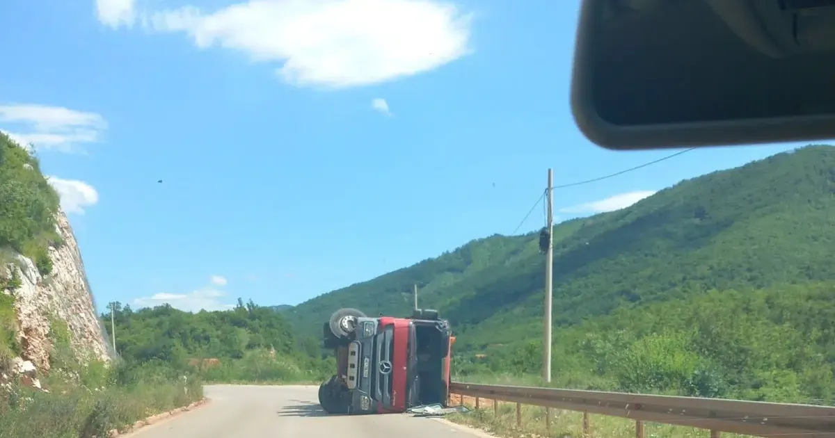 Fotografija uz vijest: U Župi nikšićkoj prevrnuo se kamion, jedna osoba povrijeđena