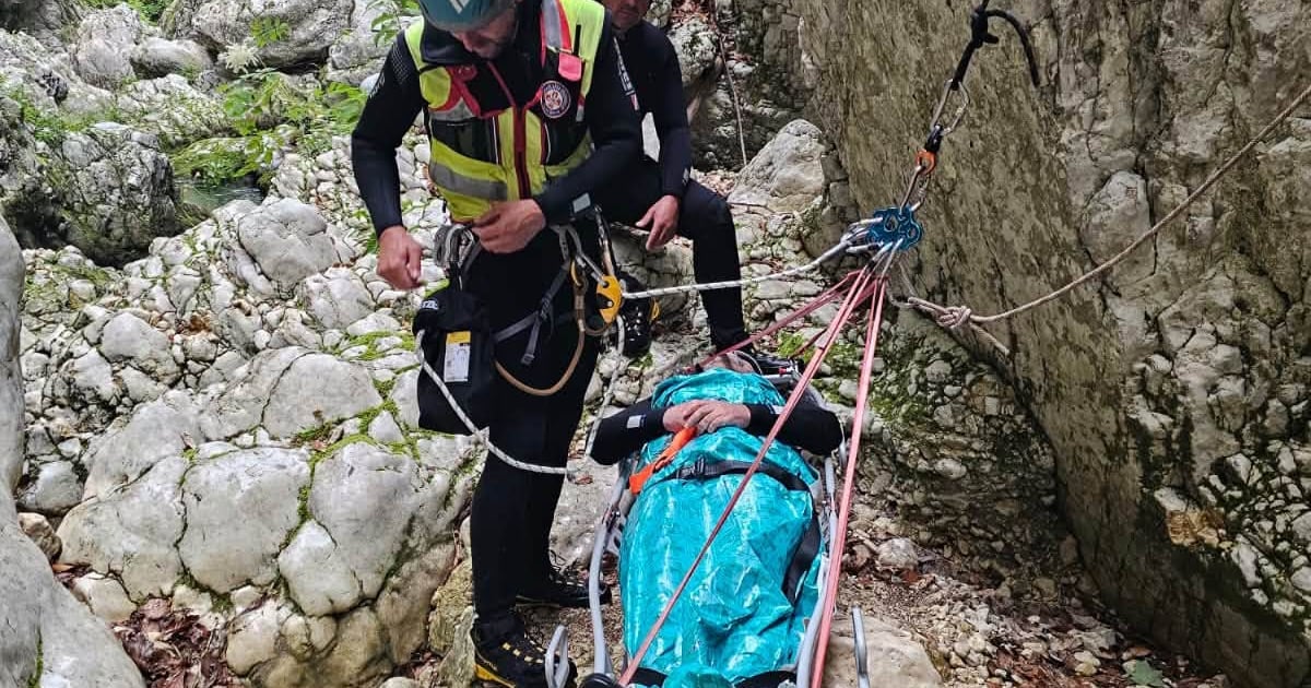 Fotografija uz vijest: Uspješno završena akcija spašavanja povrijeđenog turista u kanjonu Nevidio