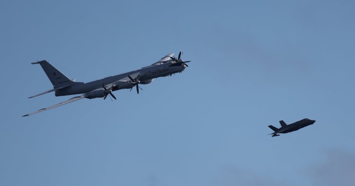 Fotografija uz vijest: Velika Britanija: Ruski avion se opasno približio nosaču aviona u Norveškom moru