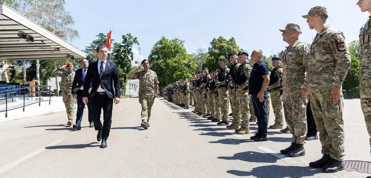 Fotografija uz vijest: Aleksa Bečić postrojava Vojsku Crne Gore zbog političke promocije