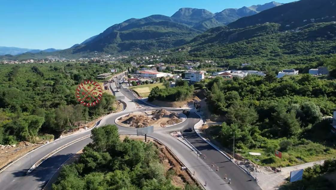 Fotografija uz vijest: Bemax objavio impresivan video: Pogled iz drona na asfaltirani bulevar Tivat–Jaz