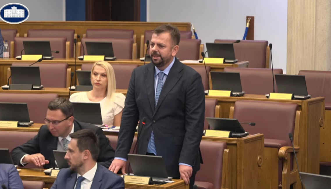 Fotografija uz vijest: Ćorović o preseljenju Škole diplomatije: Riječ je o poštovanju zakona, a ne neprijateljstvu prema trobojci