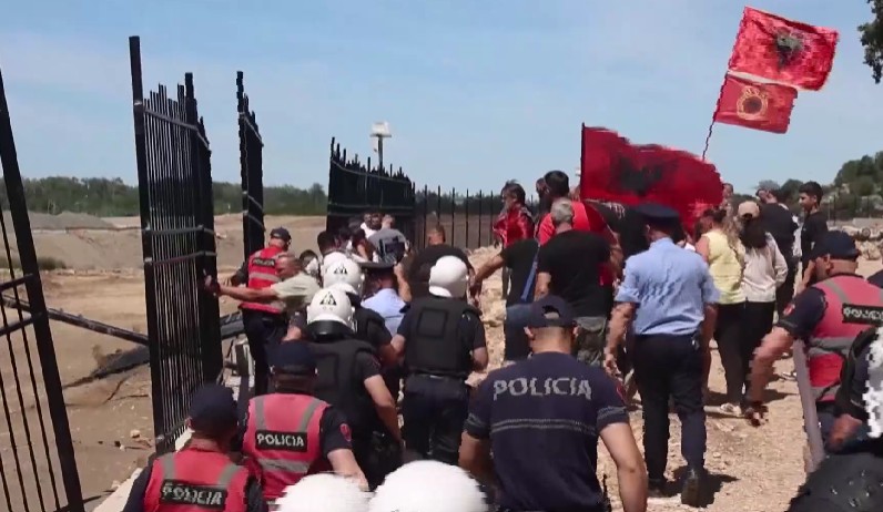 Fotografija uz vijest: Demonstranti srušili žičanu ogradu na gradilištu turističkog kompleksa u Albaniji