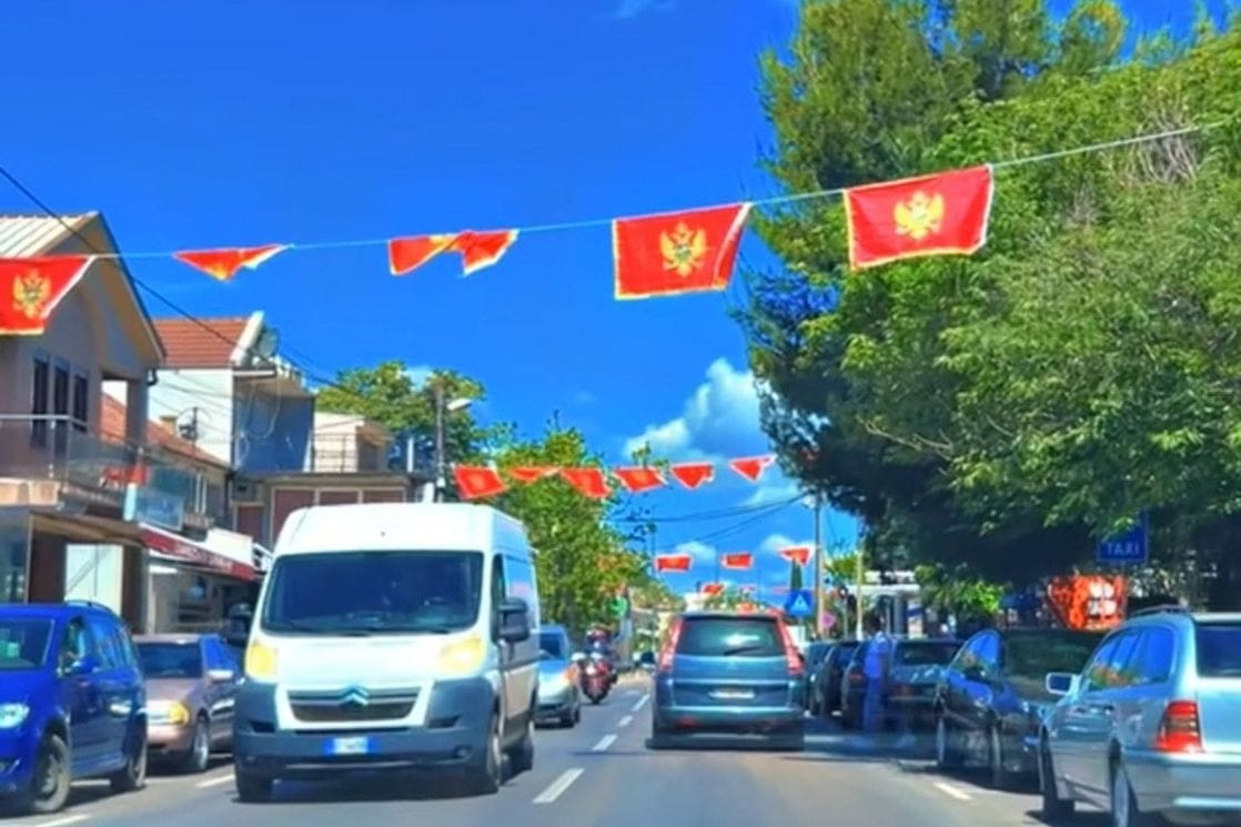Fotografija uz vijest: Đeljaj: Nijesmo uklanjali crnogorske zastave u Tuzima, postavljene i albanske