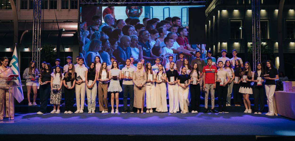 Fotografija uz vijest: Dodijeljene nagrade najboljim učenicima završnih razreda osnovnih škola u Podgorici