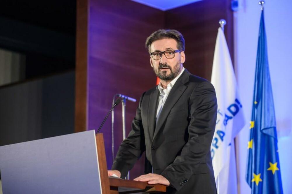 Fotografija uz vijest: Dragaš: Žao mi je zbog iskustva blogera, Air Montenegro radi na ispravci propusta