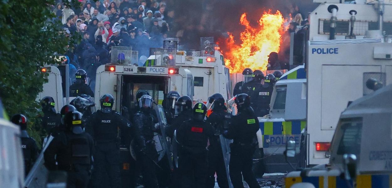 Fotografija uz vijest: Druga noć nereda u Belfastu: Policija vodenim topom rastjerala demonstrante, ulice puste, radnje zatvorene