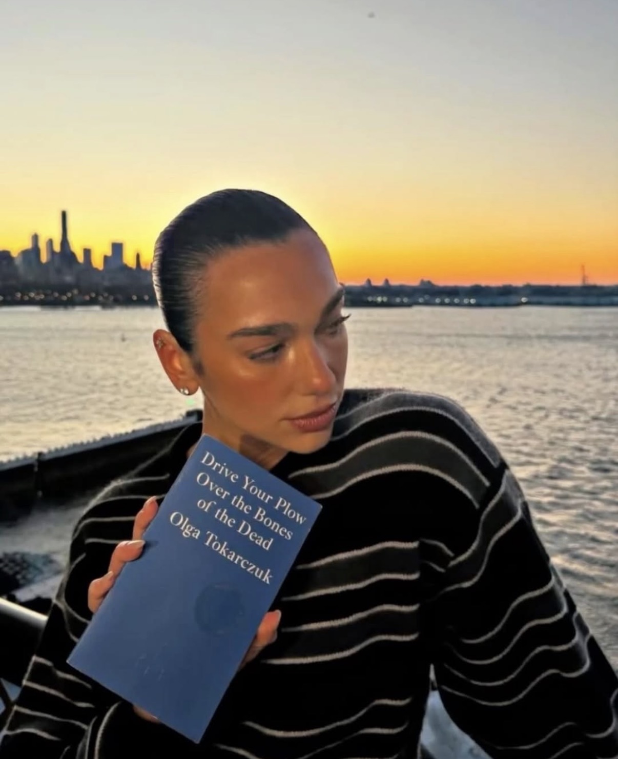 Fotografija uz vijest: Dua Lipa otvara biblioteku zabranjenih knjiga u Portugalu