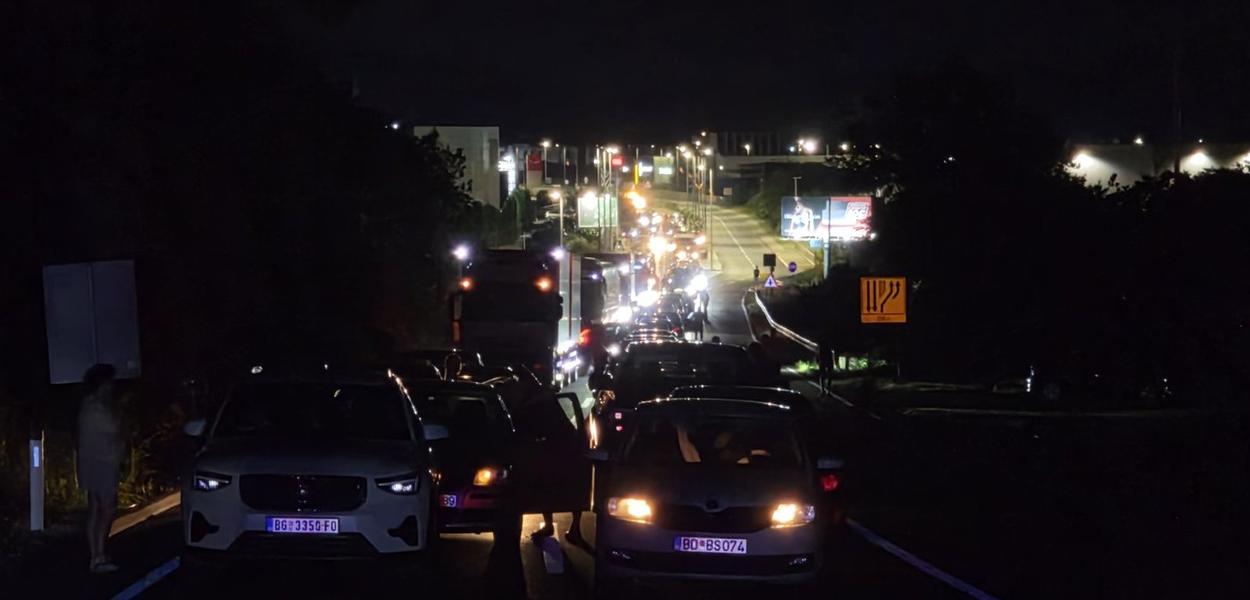 Fotografija uz vijest: Duge kolone na izlazu iz Podgorice nakon udesa u Farmacima