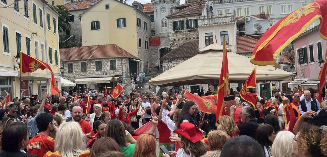 Fotografija uz vijest: Građani Herceg Novog poslali jasnu poruku o značaju Dana nezavisnosti
