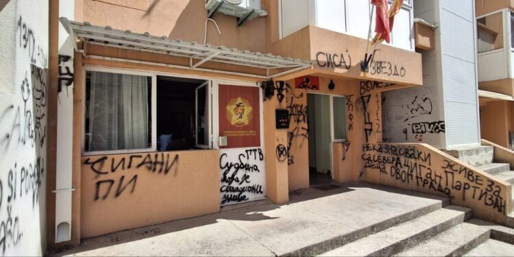 Fotografija uz vijest: Grafiti na fasadi prostorija Udruženja boraca NOR-a i antifašista Tivta