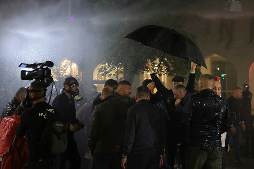 Fotografija uz vijest: Hiljade Albanaca protestovale zbog izgradnje turističkog kompleksa povezane sa zetom Donalda Trampa