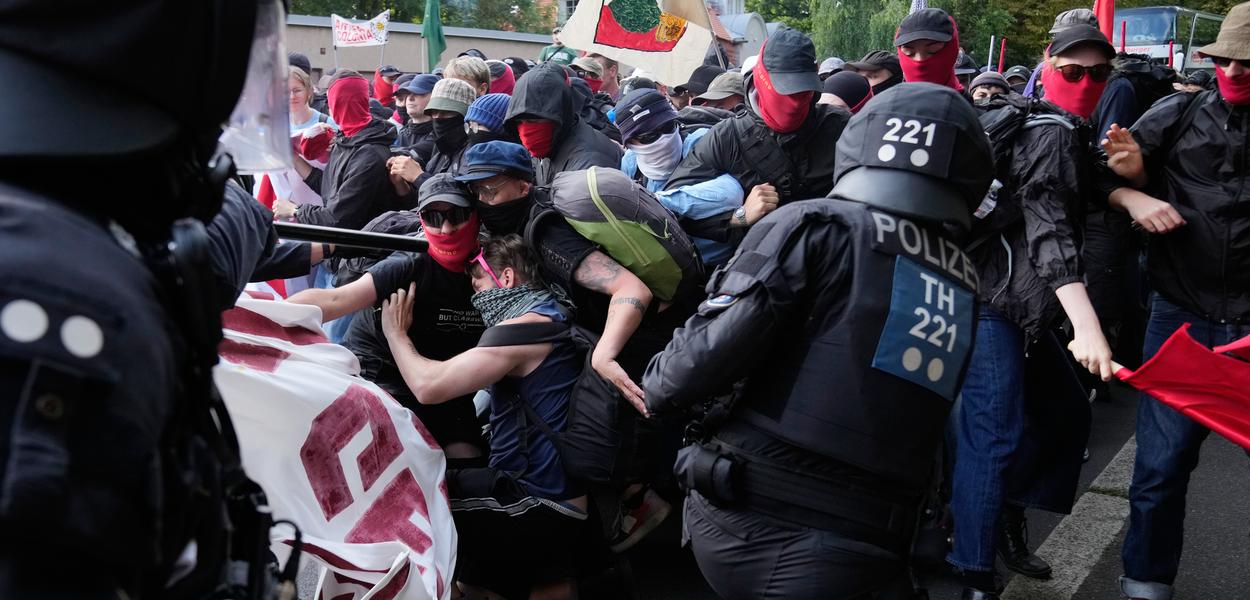 Fotografija uz vijest: Hiljade ljudi protestovale u Erfurtu zbog skupa desničarske AfD