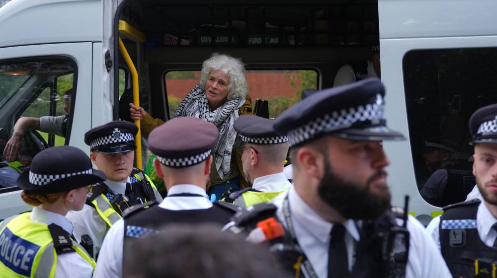 Fotografija uz vijest: Hiljade ljudi u Belfastu protestovale protiv antiimigrantskih nereda