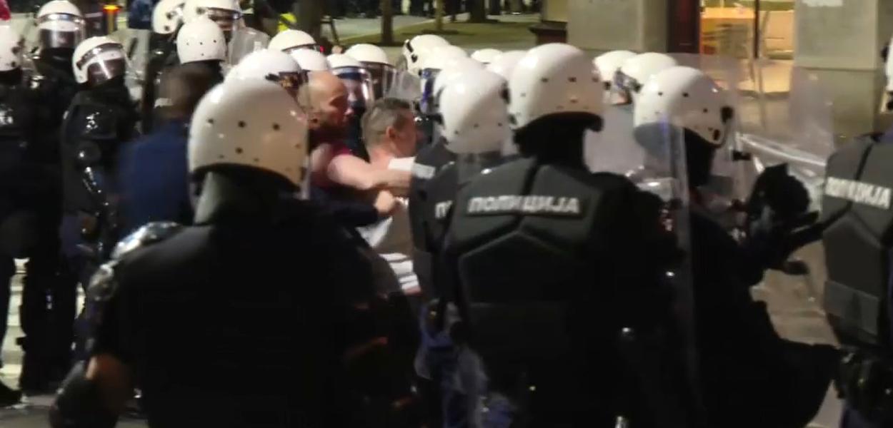 Fotografija uz vijest: Incidenti u centru Beograda: Sukobi demonstranata i policije uz topovske udare i petarde