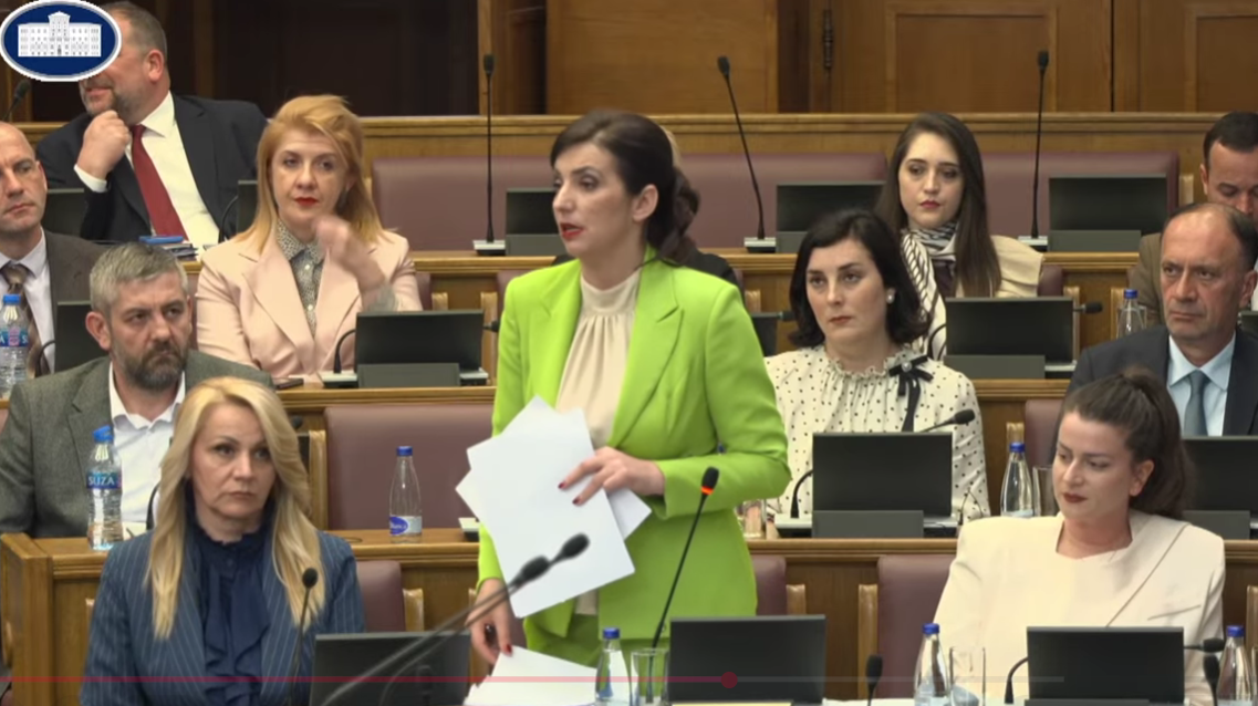 Fotografija uz vijest: Jakšić Stojanović odgovara na poslanička pitanja o obrazovanju i stambenom zbrinjavanju