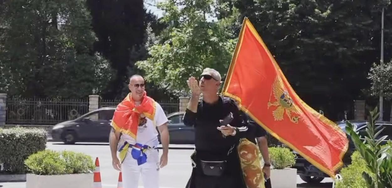 Fotografija uz vijest: Ješovnik donosi zastavu na Cetinje s porukom da nikada ne smijemo odustati od Crne Gore