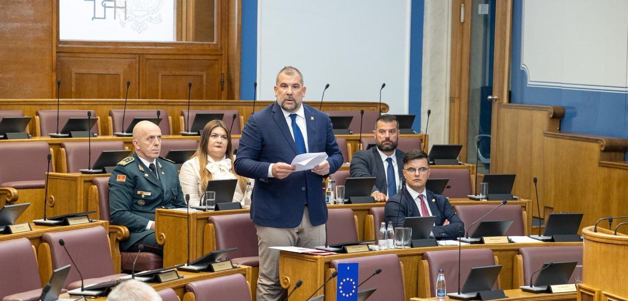 Fotografija uz vijest: Krapović optužio poslanika Zirojevića zbog navodnih curenja informacija, Zirojević najavljuje objašnjenje na sudu
