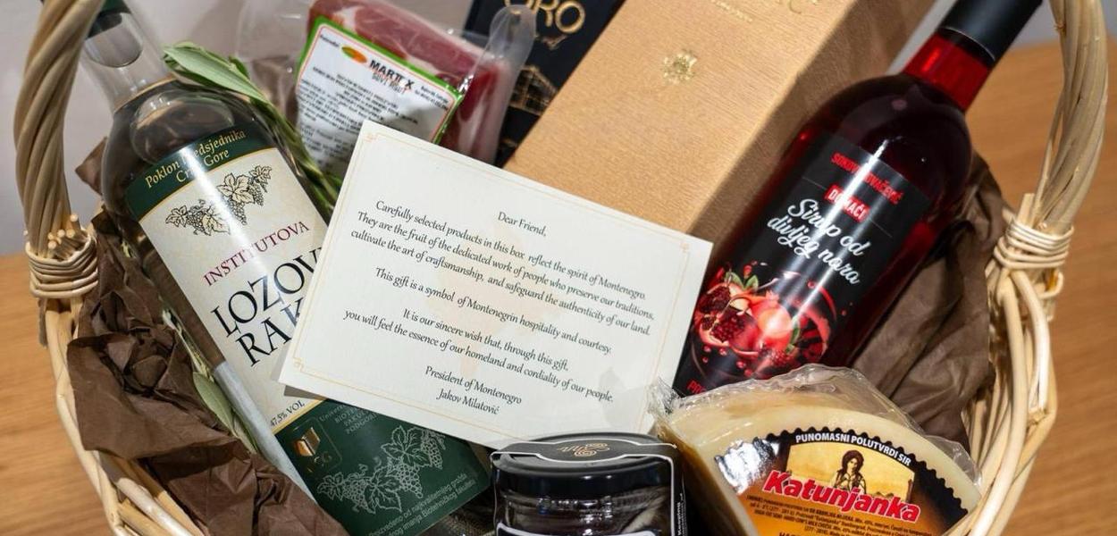 Fotografija uz vijest: Milatović liderima na Samitu EU – Zapadni Balkan poklanja tradicionalne crnogorske proizvode