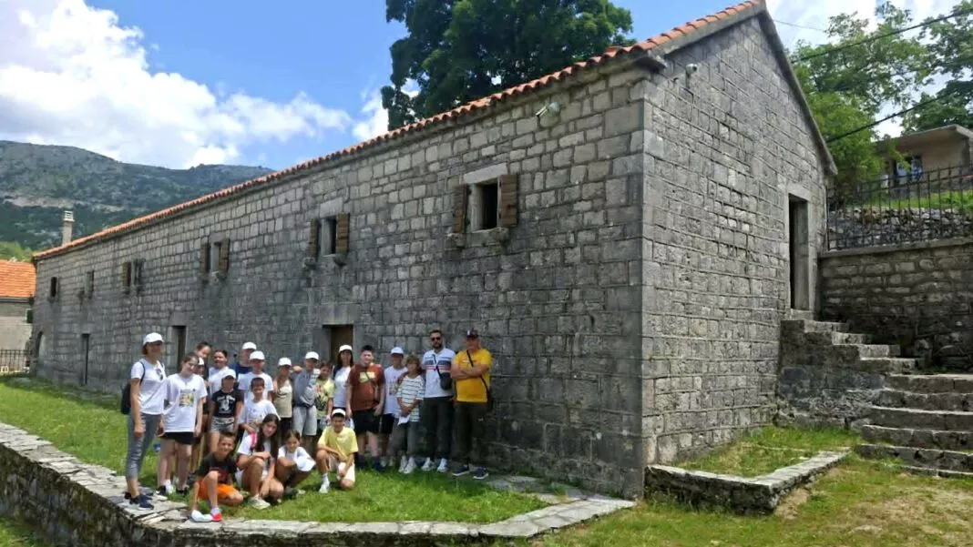 Fotografija uz vijest: MLADI RENDŽERI NA LOVĆENU ĐECA IZ CETINJA, BUDVE I KOTORA UČE JEZIK PRIRODE, KATUNA I SVETE PLANINE