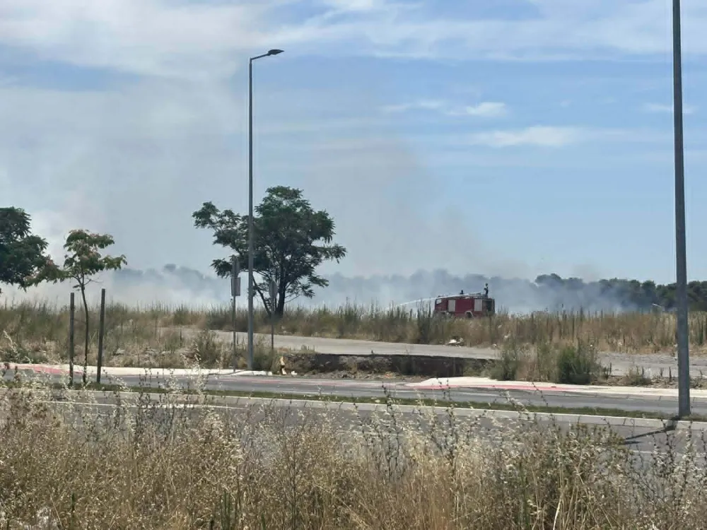 Fotografija uz vijest: Na Ćemovskom polju gori veća površina niskog rastinja, vatrogasci na terenu