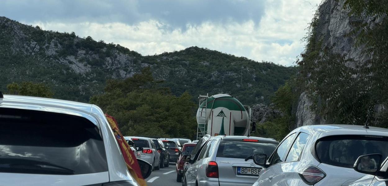 Fotografija uz vijest: Nepregledne kolone na putu Podgorica - Cetinje zbog proslave nezavisnosti