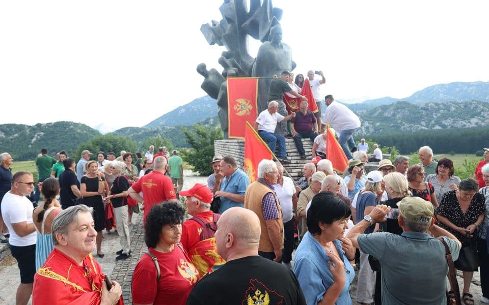Fotografija uz vijest: Organizovana akcija košenja i uređenja Spomen-kompleksa na Grahovu: Sačuvati kultno mjesto našeg nasljeđa