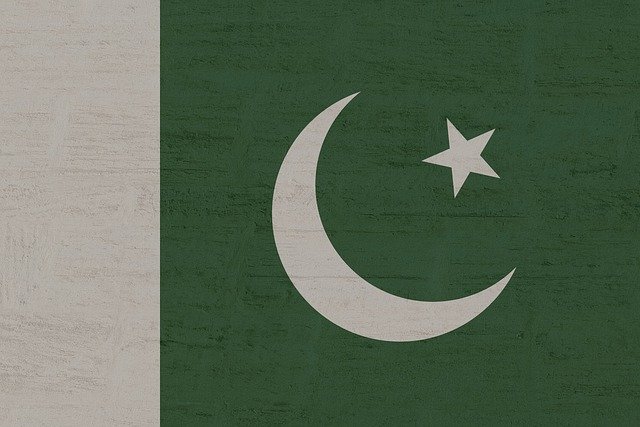 Fotografija uz vijest: Pakistan: Minibus udario u autobus, 17 poginulih