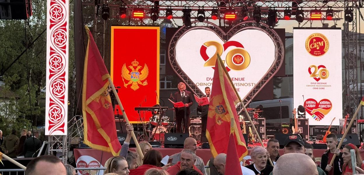 Fotografija uz vijest: Pljevlja slave 20 godina obnove nezavisnosti Crne Gore uz baklje i muziku