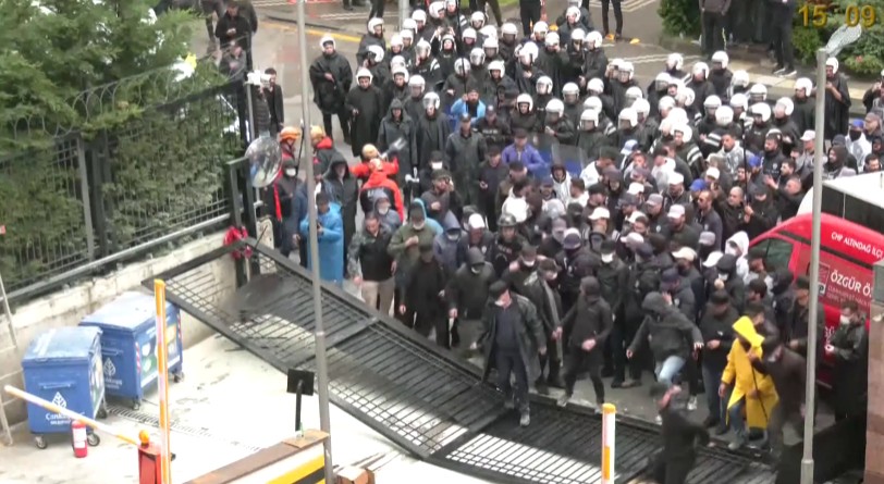 Fotografija uz vijest: Policija nasilno izvela smijenjeno rukovodstvo glavne opozicione stranke u Ankari