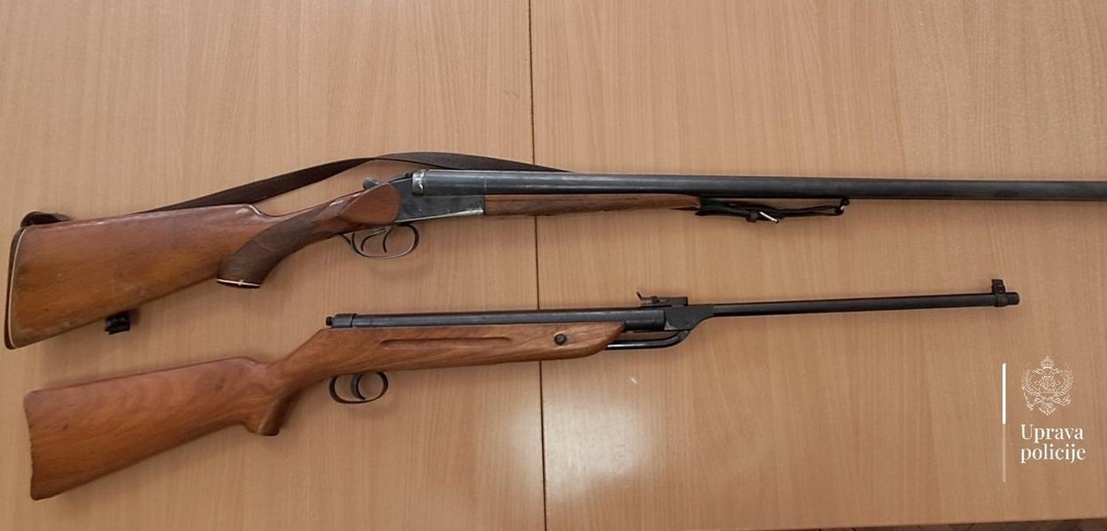Fotografija uz vijest: Policija u Nikšiću oduzela četiri komada oružja i veću količinu municije